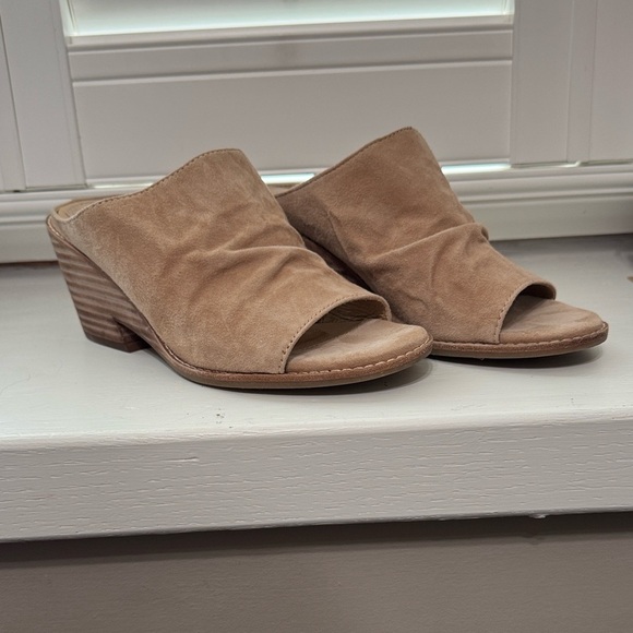 Sofft Women's Tan Suede Sandals, leather lined footbed. Non-slip sole. - Picture 3 of 7